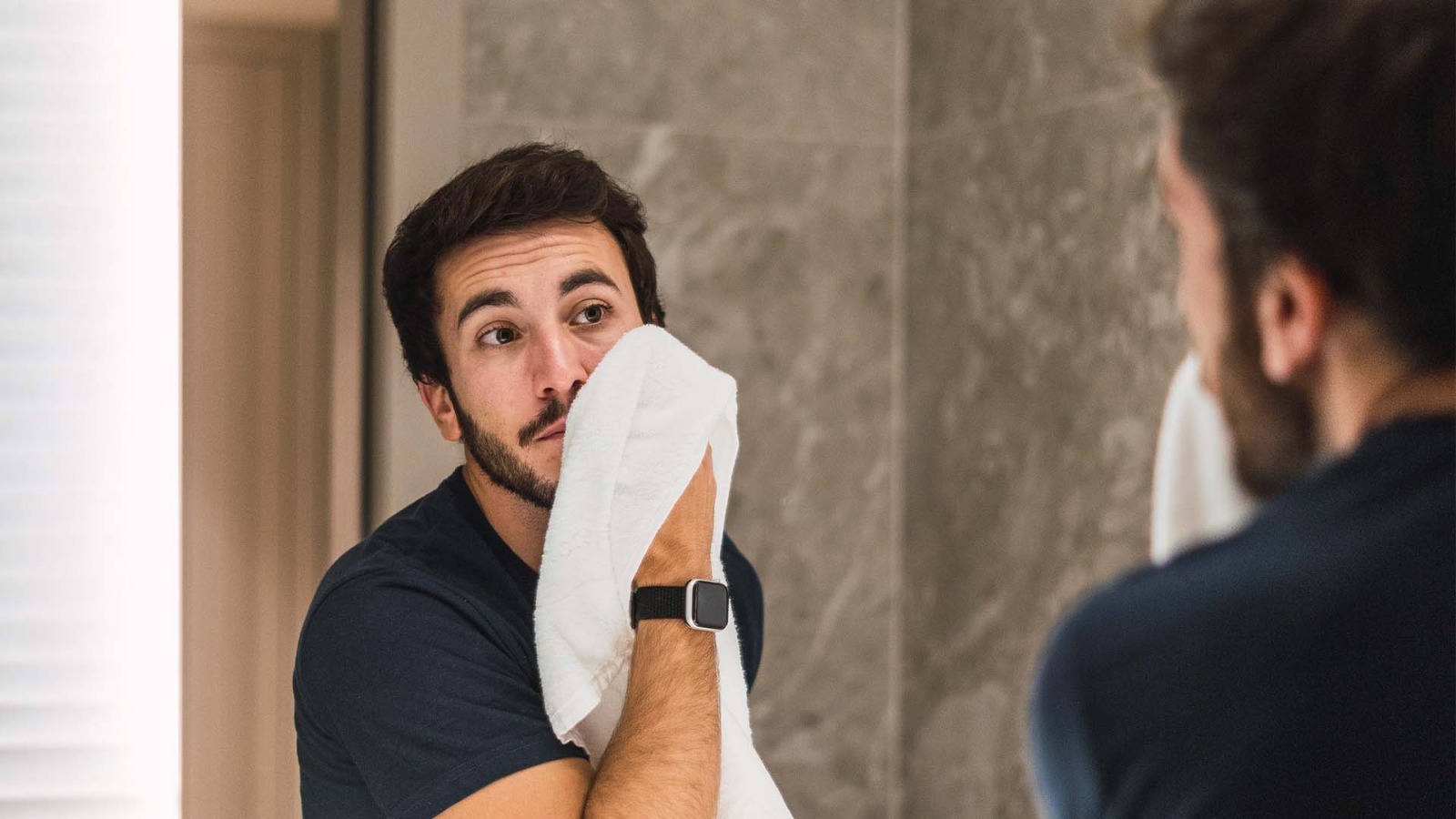 পুরুষদের প্রয়োজনীয় ত্বকচর্চা: দিনে দু’বার মুখ ধোওয়া—তৈলাক্ত ভাব ও ময়লা দূর করতে। সপ্তাহে ২-৩ বার স্ক্রাবিং—মৃত কোষ না সরালে ব্রণ বা ফুসকুড়ি হতে পারে। নিয়মিত হালকা জেল ময়েশ্চারাইজ়ার ব্যবহার।
রোদে বেরোনোর আগে সানস্ক্রিন লাগানো বাধ্যতামূলক।